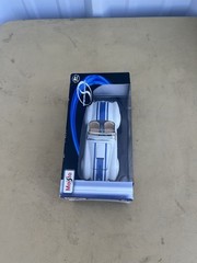 Bburago 1/24 Scale 1965 Shelby Cobra 427 Blue With White Stripes