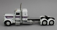 DCP 1:64 *WHITE* Peterbilt 389 36″ Flattop w/BLACK Fontaine Tri-Axle Lowboy