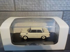 Model Car, De Carlo 700 (BMW 700) Cream 1:43 SCALE IXO + DISPLAY CASE Brand New