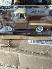 M2 Machines 1958 Chevrolet Apache Cameo Diecast Pickup Truck Brown Cream