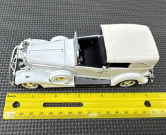 Signature Models 1933 Cadillac Town Car Diecast 1:32