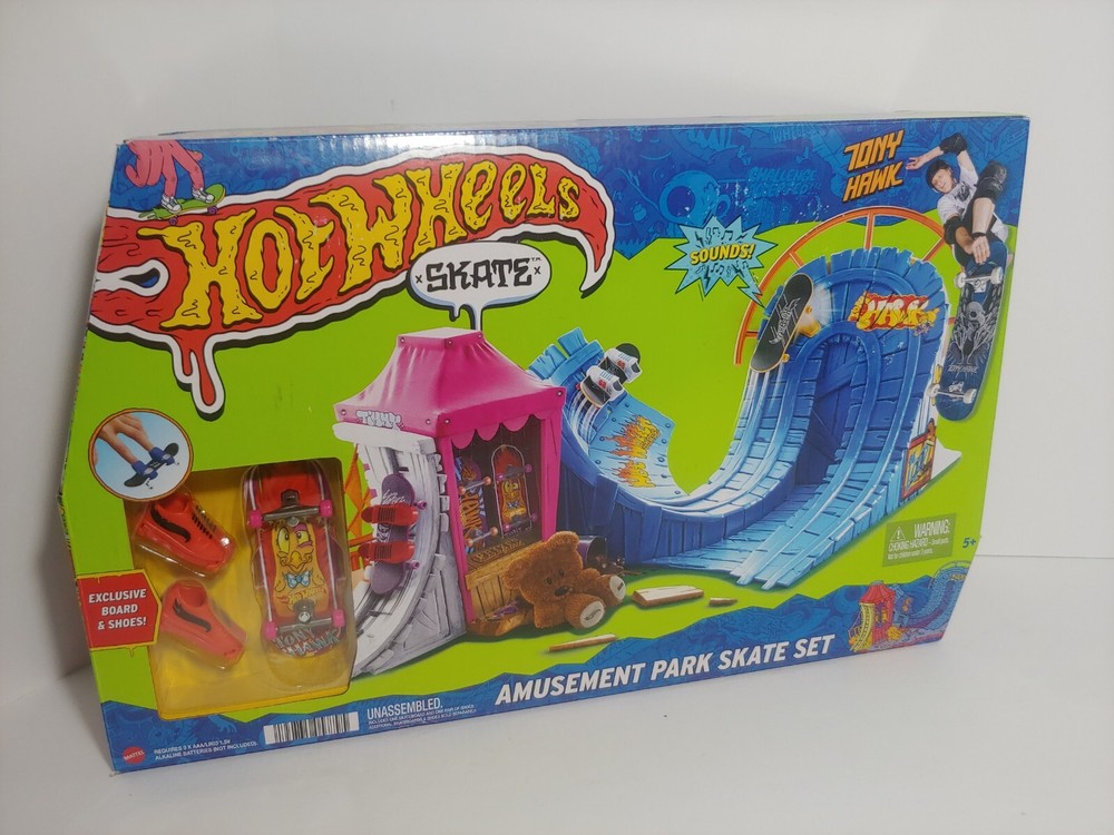 Hot Wheels Tony Hawk Amusement Park Skate Set with Exclusive Board & Shoes 2022