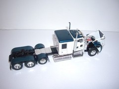 DCP FIRST GEAR 1/64 TRI-AXLE GREEN AND WHITE KENWORTH W900L WITH 60″ SLEEPER