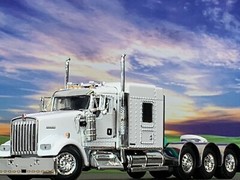 1/64 DCP WHITE KENWORTH W900L TRI AXLE W/ 72″ AEROCAB FLAT TOP SLEEPER