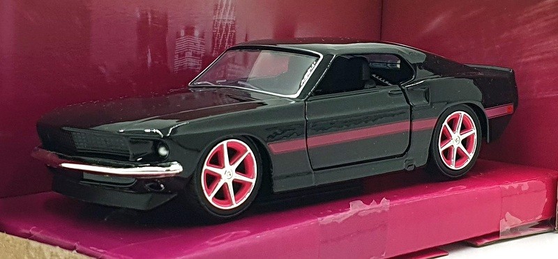 Jada 1/32 Scale 34853 – 1969 Ford Mustang Pink Slips – Black/Pink