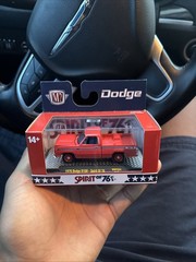 M2 Machines 1976 Dodge D100 – Spirit of 76 Truck WMTS24 1:64 Diecast
