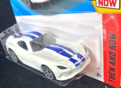 2025 HOT WHEELS 96 Dodge Viper GTS Yellow Stripes & 2013 SRT Viper White Lot 2