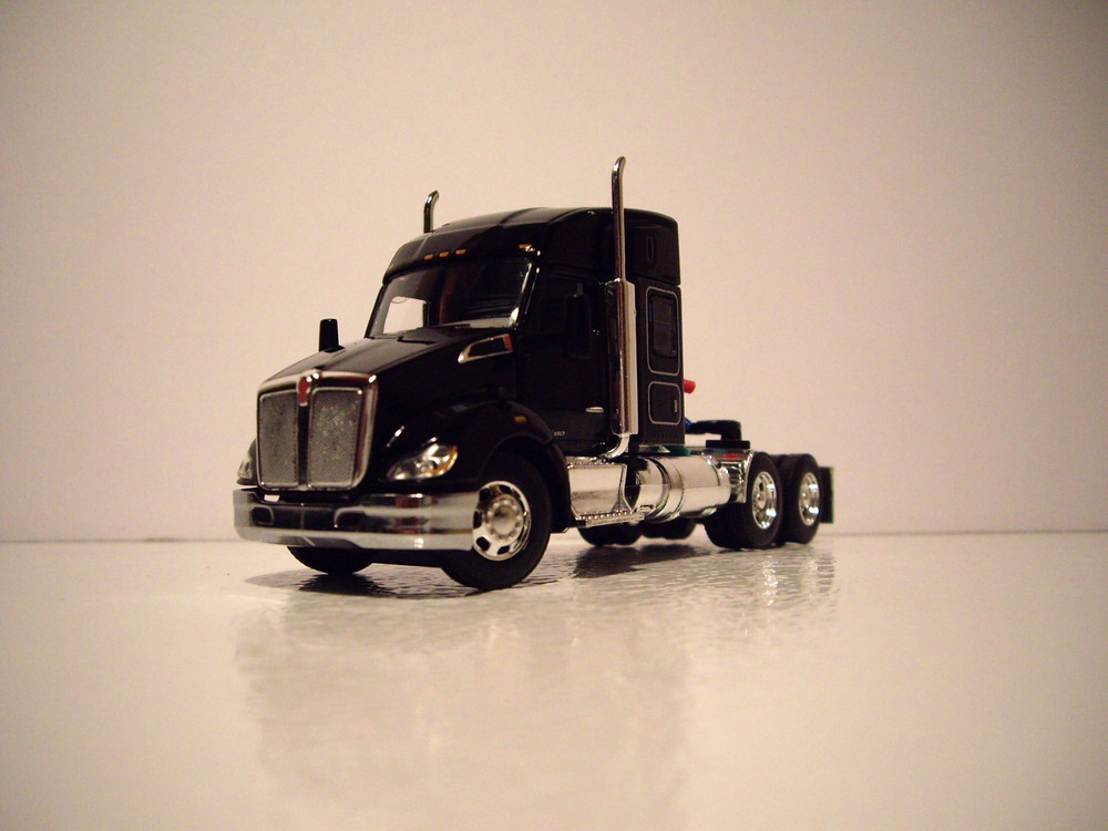 DCP FIRST GEAR 1/64 BLACK KENWORTH T680 WITH 52″ SLEEPER