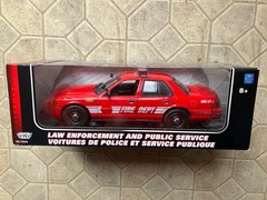 1:18 Motor Max 2001 Ford Crown Victoria Fire Chief diecast car