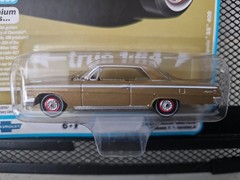 Auto World Vintage Muscle 1962 Chevy Impala SS 409 Anniversary Gold Poly
