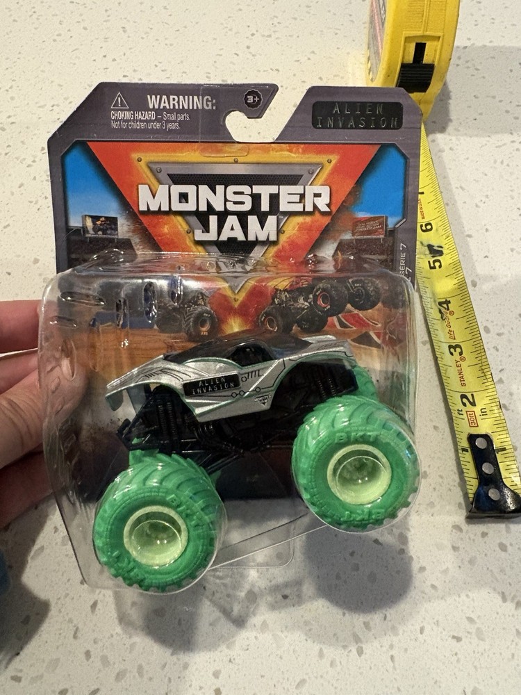 Spin Master Monster Jam Truck Alien Invasion 1/64 Truck Series 7 New in Package