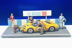 Wix 1966 Ford GT40 + Box & COA +5 Am. Diorama Race Day Figures + Custom Display