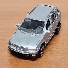 MotorMax #6025 First Gen E53 1999-2006 BMW X5 Luxury SUV Silver Metallic 1:64