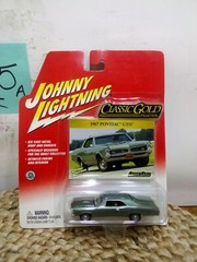 Johnny Lightning Classic Gold 1967 Pontiac GTO Die-cast