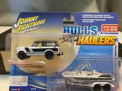 1/64 JOHNNY LIGHTNING HAULERS 1979 INTERNATIONA SCOUT II BOAT & TRAILER WHITE