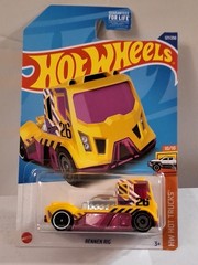 HOT WHEELS 2022 HW HOT TRUCKS 10/10 – RENNEN RIG YELLOW AND PINK
