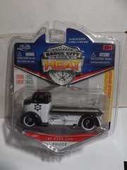 2011 Jada Badge City Heat Black & White ’47 Ford COE Police Wave 1