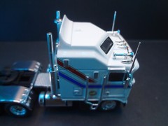 1:64 Scale 1976 Kenworth K100 Aerodyne – White Semi Truck iXO Diorama