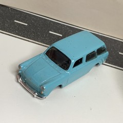 Maisto Design 66-69 1967 VW Volkswagen 1600 Squareback Wagon Light Blue 1:64 NM