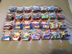 VAST LOT OF 28 ALL ON CARD MONSTER JAM TRUCKS FROM VARIOUS SERIES NO DUPLICATES