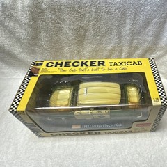 Sun Star 1:18 1981 Checker Chicago Checker Cab Taxi Diecast Green/Yellow w/ Case