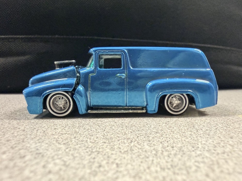 Hot Wheels ’56 Ford Custom, Blue Metalic Paint, on 3D printed lowrider wheels
