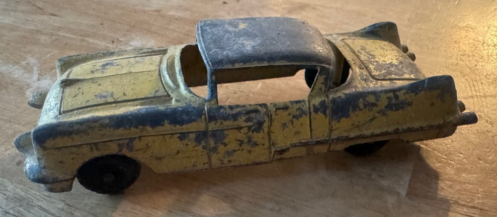 UNKNOW METAL CAR CADILLAC CHEVROLET YELLOW (A16)