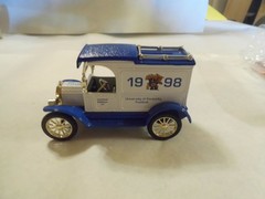 ERTL#19207 U Of Kentucky Football 1913 Model T Van Die-Cast Bank 1/25 Scale NOS