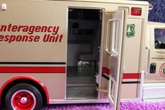 NEW UN-OPENED Ser# 005 — SMOKEY BEAR 60th Anniversary IH 4400 EMS Unit 18-3403
