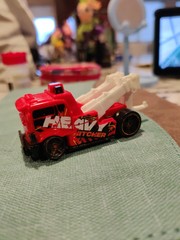 2018 HOT WHEELS HEAVY HITCHER RED & WHITE 1:64 DIECAST 3″ TOW TRUCK COPPER RIMS