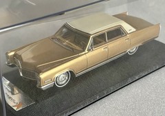 1967 Cadillac Fleetwood Sedan in Gold & Cream w Display Case – 1:43 Premium-X 67