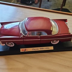 Maisto 1956 Chrysler 300B Diecast Car Red w/ Stand Display Base Opening Doors