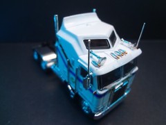 1:64 Scale 1976 Kenworth K100 Aerodyne – White Semi Truck iXO Diorama