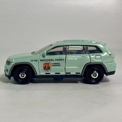 2018 Jeep Grand Cherokee Limited National Parks Green 1:64 Diecast Model SUV #17