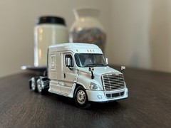 1/64 DCP Freightliner Cascadia Midroof Sleeper Custom