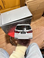 1:18 Scale Honda Odyssey Absolute Black Edition White Diecast Model With Base