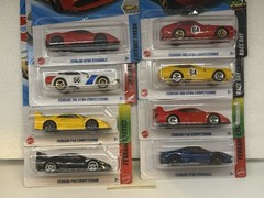 LOT OF 8 HOT WHEELS FERRARI’S DIFFERENT MODELS AND COLORS