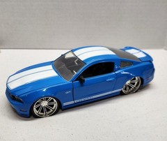  1:24 BIGTIME MUSCLE BLUE /WHITE STRIPES 2010 FORD MUSTANG GT BY JADA Loose