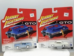 Johnny Lightning 1964 Pontiac GTO Hardtop White 1965 Ragtop Light Blue
