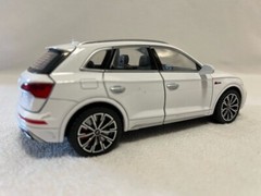 1:24 AUDI Q5 SUV Alloy Car Model Diecast & Toy Vehicle Metal Childrens Gift Kids
