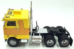 KK Scale Road Kings 1/18 Scale RK180152 – Peterbilt 352 Pacemaker Yellow/Brown