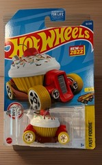 2022 HOT WHEELS #61 Fast Foodie 3/5 SWEET DRIVER Cupcake 1st Edition Fast Ship