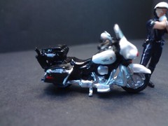 1:64 Scale figure Cop and Police Motorcycle Diorama Accessories V1 – metal 1:64