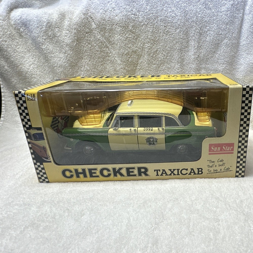 Sun Star 1:18 1981 Checker Chicago Checker Cab Taxi Diecast Green/Yellow w/ Case