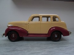 Lledo Days Gone – Cream & Maroon – DG 48002 – 1939 Chevrolet Car