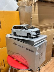 1:18 Scale Honda Odyssey Absolute Black Edition White Diecast Model With Base