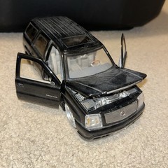 JADA DUB CITY 2002 CADILLAC ESCALADE SUV – 1:24 DIECAST SCALE BLACK SMALL FLAW