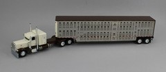 DCP 1:64 *CREAM & BROWN* Peterbilt 389 48″ Flattop w/WILSON LIVESTOCK TRAILER