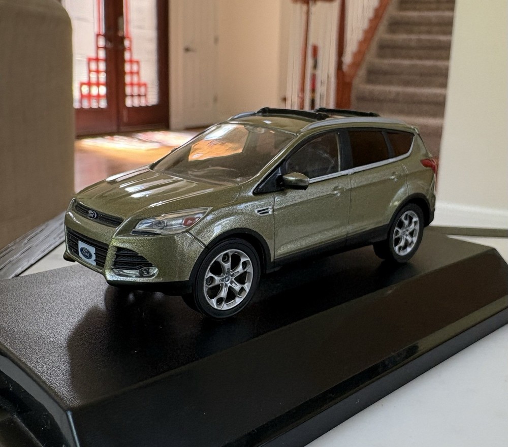 1/43 GREENLIGHT FORD ESCAPE 2013 Olive Green Diecast No Box