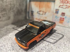 M2 Machines 1:64 1992 Chevrolet C1500 454 SS-Today’s Chevrolet-LOOSE-Orange